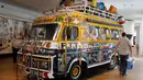  Seorang petugas melewati sebuah bus angkutan tradisional Senegal tahun 1960 yang dipamerkan juga di Museum Manusia, Paris , Perancis, Rabu (14/10/2015).  Museum akan dibuka setelah enam tahun mengalami renovasi. (REUTERS/Jacky Naegelen)