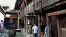 Wisatawan mengunjungi Ningyuan Zhuang, desa bersejarah yang dikelilingi benteng, di Songkou, Wilayah Yongtai, Provinsi Fujian, China, 19 Juli 2020. Berbagai kegiatan pariwisata budaya tumbuh subur di banyak desa yang dikelilingi benteng dan terpelihara baik di wilayah tersebut. (Xinhua/Wei Peiquan)