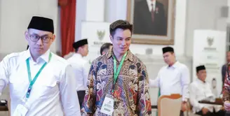 Artis yang juga Youtuber Baim Wong memenuhi undangan dari Istana Negara Jakarta. Suami Paula Verhoeven itu ketemu dengan para petinggi dari Presiden Jokowi, Wakil Presiden Maruf Amin hingga Menteri Pertahanan RI, Prabowo Subianto. [Instagram/baimwong]