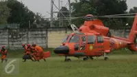 Helikopter juga digunakan untuk mengikuti simulasi bencana alam gempa bumi di lapangan Jombor ,Sleman, Yogyakarta, (26/7).Latihan gabungan ini di gelar pada International Search and Rescue Advisory Group.(Boy Harjanto)