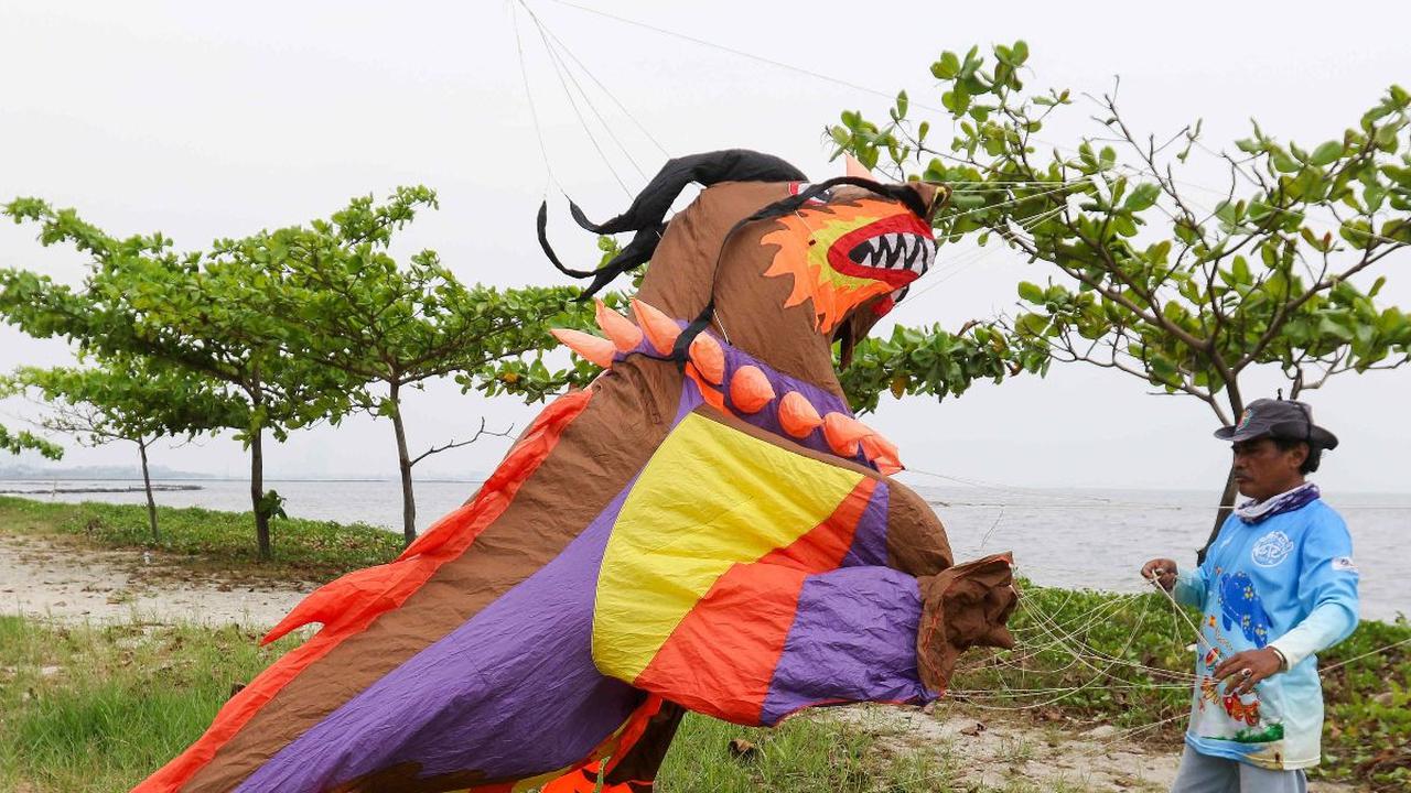 Peserta menerbangkan layang-layang saat mengikuti Festival Layang-layang Internasional 2024 atau Jakarta International Kite Festival 2024 di Pantai Lagoon, Taman Impian Jaya Ancol, Jakarta, Kamis (4/7/2024). Festival layang-layang internasional ini diadak