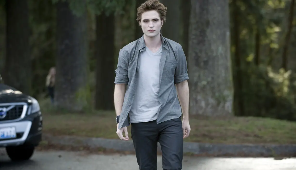 Sudah hampir 10 tahun sejak Twilight hadir di bioskop. Dilansir dari E! News, Rob tak pernah menyesali perannya sebagai Edward Cullen. (world-of-twilight.com)