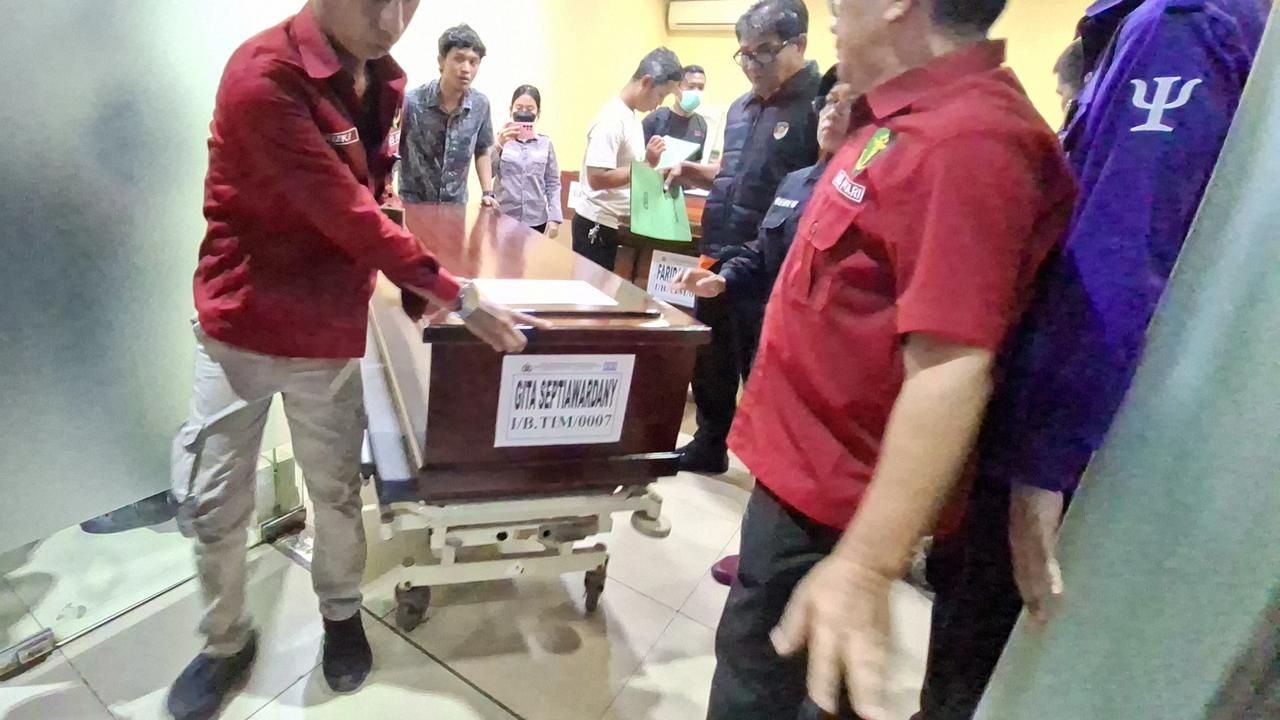 Momen Tangisan Keluarga Pecah hingga Hampir Pingsan saat Penyerahan Jenazah Korban Tragedi Bekasi
