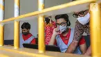 Anak binaan dibantu pegawai lapas anak tengah menyiapkan komunikasi virtual dengan keluarganya di Lembaga Pembinaan Khusus Anak (LPKA) Klas 1 Tangerang, Banten, Sabtu (30/5/2020). Fasilitas yang diberikan LPKA dilakukan karena tidak ada kunjungan selama pandemi Covid-19. (Liputan6.com/Fery Pradolo)