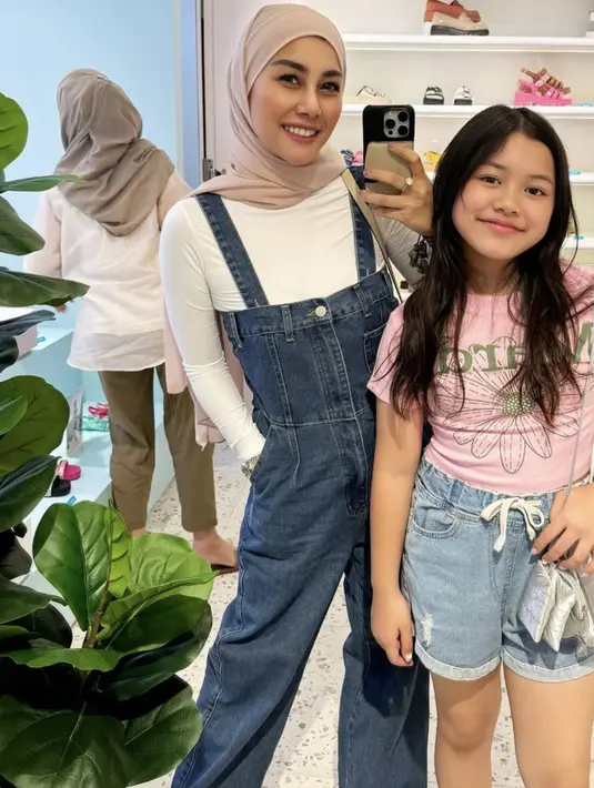 <p>Ia juga tampak awet muda dengan overall denim yang dipadukan dengan hijab bernuansa nude. [Foto: Instagram/ Nisya Ahmad]</p>