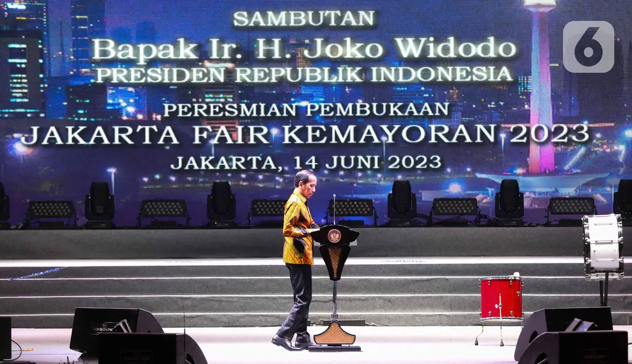 Pembukaan resmi Jakarta Fair ditandai dengan pemukulan drum oleh Presiden Jokowi beserta
jajaran, diikuti meriahnya pesta kembang api. (Liputan6.com/Herman Zakharia)