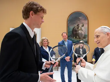 Foto yang diambil dan dibagikan pada 14 Mei 2025 oleh The Vatican Media ini menunjukkan Paus Leo XIV saat audiensi pribadi dengan petenis Italia Jannik Sinner, di Vatikan. (Handout/VATICAN MEDIA/AFP)