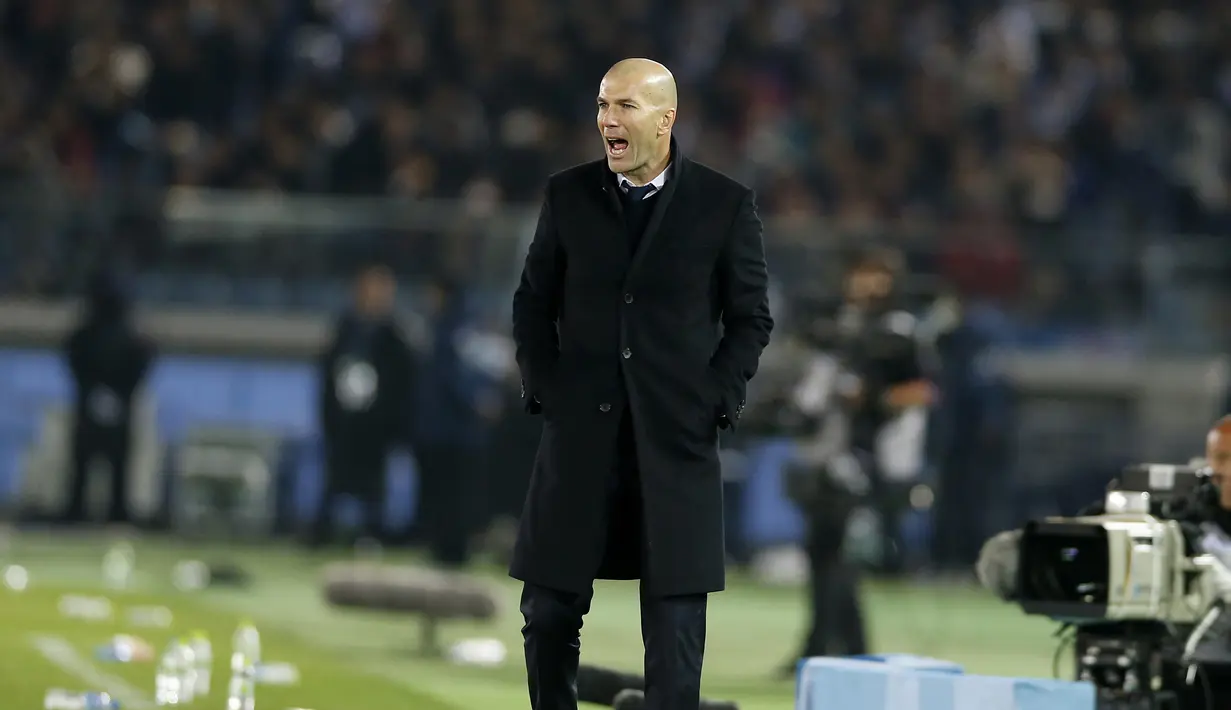 Pelatih Real Madrid, Zinedine Zidane yang merupakan warga negara Prancis menjadi pemimpin legiun Prancis saat laga antara Real Mandrid kontra Sevilla. (AP/Shuji Kajiyama, file)