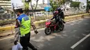 Polisi Lalu lintas memberhentikan pengendara sepeda motor saat Operasi Patuh Jaya 2020 di Jalan Letjen Suprapto, Jakarta, Kamis (23/7/2020). Ditlantas Polda Metro Jaya menggelar Operasi Patuh Jaya 2020 hingga 5 Agustus untuk menertibkan masyarakat dalam berlalu lintas. (Liputan6.com/Faizal Fanani)