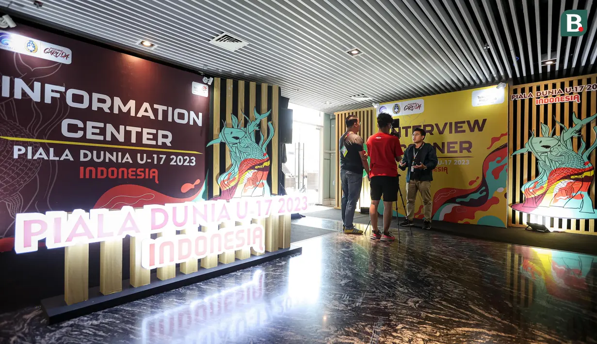 Wartawan melakukan sesi wawancara di Information Center Piala Dunia U-17 2023 Surabaya di Grand Swiss-Belhotel, Surabaya pada Sabtu (11/11/2023). (Bola.com/Bagaskara Lazuardi)