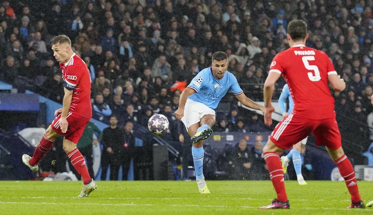 Gelandang Manchester City, Rodri melepaskan tendangan yang berbuah gol pertama timnya ke gawang Bayern Munchen pada laga leg pertama babak perempatfinal Liga Champions 2022/2023 di Etihad Stadium, Manchester, Rabu (12/4/2023) dini hari WIB. (AP Photo/Jon Super)