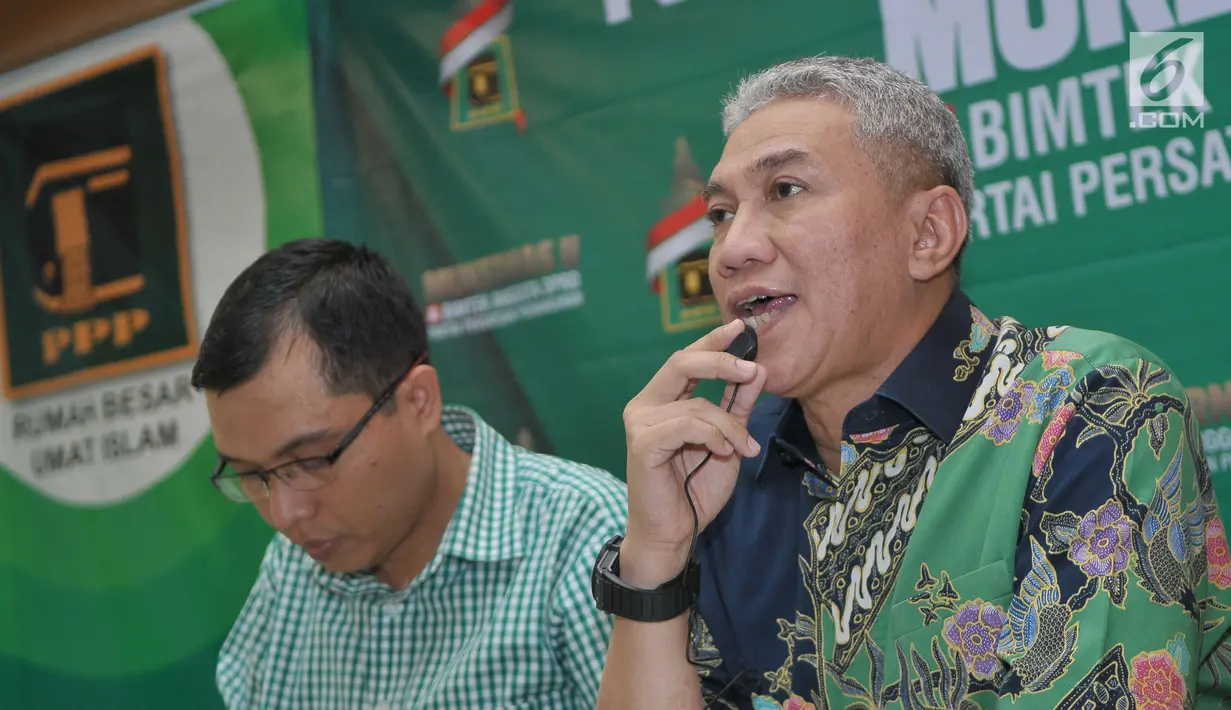 Ketua Komite Mukernas Iskandar Saihu (kanan) memberi keterangan pers jelang digelarnya Mukernas ke-2 PPP di Jakarta (16/7). Mukernas II PPP dibawah pimpinan Romahurmuziy akan digelar pada tanggal 19-22 Juli 2017. (Liputan6.com/Helmi Afandi)