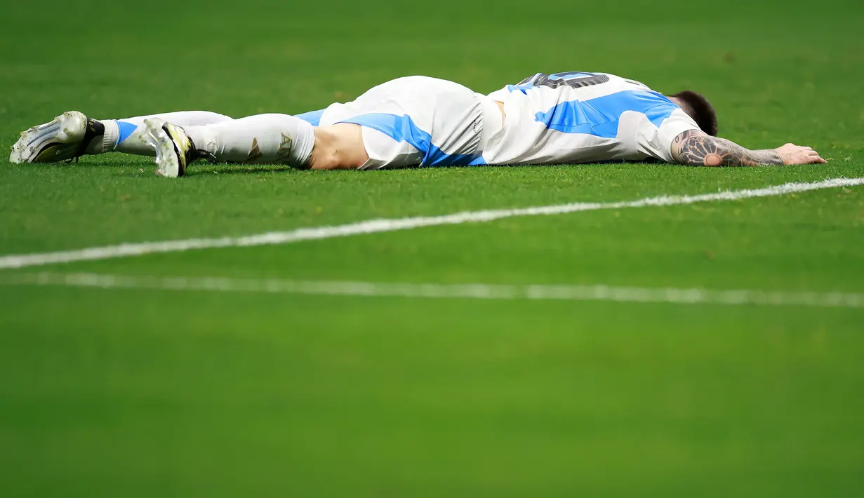 Ekspresi kecewa pemain Argentina, Lionel Messi setelah gagal mencetak gol ke gawang Kanada pada laga Grup A Copa America 2024 di Mercedes-Benz Stadium, Atlanta, Georgia, Jumat (21/06/2024). (AFP/Hector Vivas)