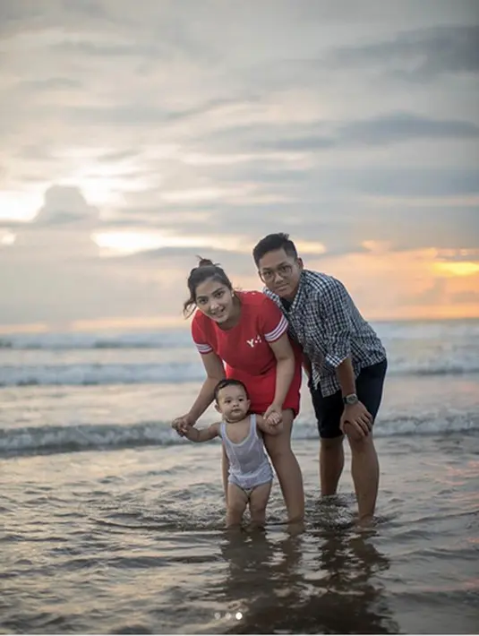 "udh punya pacar, udh minta dibeliin motor, ntar lg ngga berasa udh kuliah ajaaa😭😭 yg paling bangga jiel anak yg sangat baik hati, ngga pernah nyusahin org tua, rendah hati, ngga buat kita jantungan hehe ngga pernah ngelawan, ngga aneh2,," tulis Ashanty