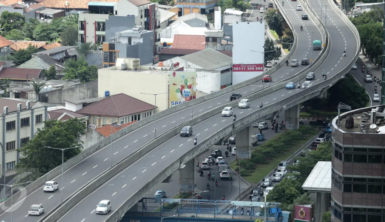 Suasana JLNT Casablanca, Jakarta, Jumat (7/4). Meski ada rambu larangan melintas, sejumlah pengedara motor tetap nekat melintasi jalan layang tersebut. Pemotor tersebut tidak mengindahkan keselamatan. (Liputan6.com/Faizal Fanani)