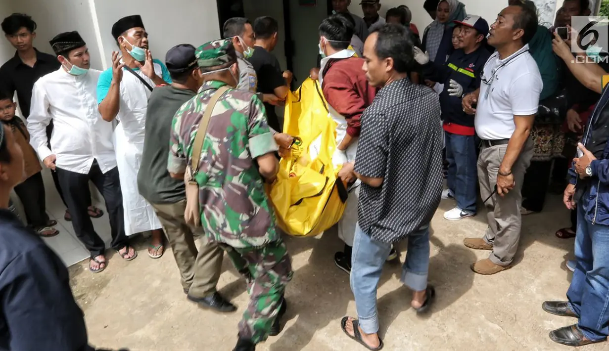 Jenazah korban kecelakaan Tanjakan Emen di Kabupaten Subang tiba untuk dimandikan di Instalasi Pemulasaraan RSUD Tangsel, Ciputat, Minggu (11/2). Pemakaman di TPU Legoso akan dilakukan secara massal. (Liputan6.com/Fery Pradolo)