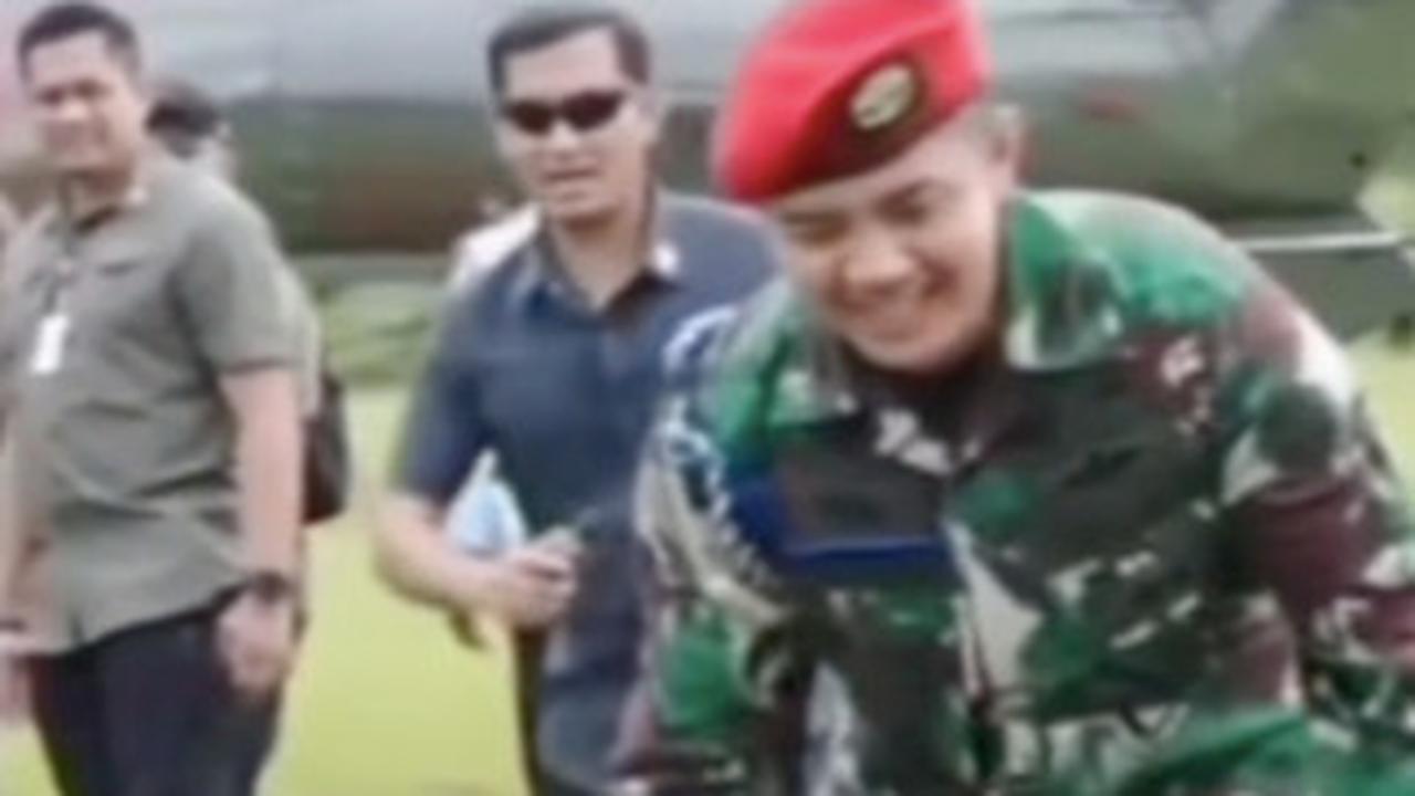 ⁠Perempuan Baju Merah Lari lalu Jatuh, Ditolong Mayor Teddy Indra jadi Salting