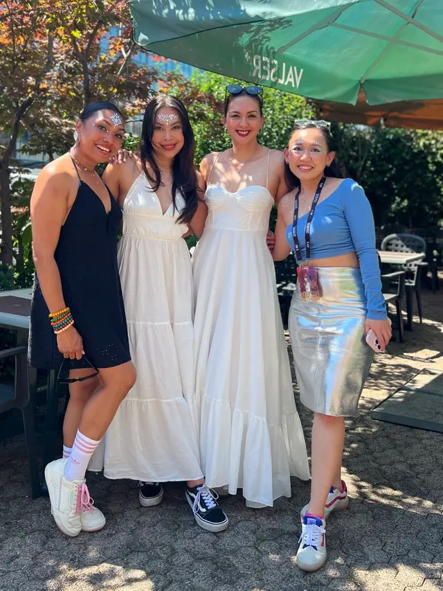 Tampil Bak Anak Gadis, 6 Gaya Awet Muda Donna Agnesia Piknik di Konser Taylor Swift di Swiss Bareng Putrinya Sabrina