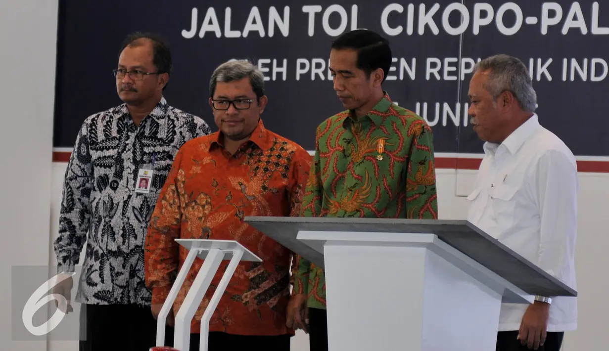 Presiden Joko Widodo (kedua kanan) didampingi Menteri Pekerjaan Umum dan Perumahan Rakyat (PUPR) Basuki Hadimuljono  (kanan) meresmikan pengoperasian jalan tol Cikopo-Palimanan, Jawa Barat, Sabtu (13/6/2015). (Liputan6.com/Johan Tallo)