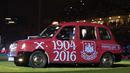 Sebuah taxi dengan penumpang mantan pemain West Ham Martin Peters mewarnai seremoni  'Farewell Boleyn' usai  laga melawan Machester United, (10/5/2016). (Action Images via Reuters/John Sibley)
