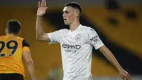 Gelandang Manchester City, Phil Foden, menyumbangkan satu gol sekaligus membantu timnya menang 3-0 atas Wolverhampton Wanderers pada laga pekan kedua Premier League, di Molineux Stadium, Selasa (22/9/2020) dini hari WIB. (Stu Forster/Pool via AP)