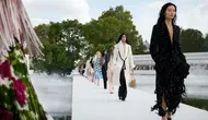 Dior Summer 2027 Hadirkan Busana Ringan dengan Permainan Transparansi dan Siluet Romantis