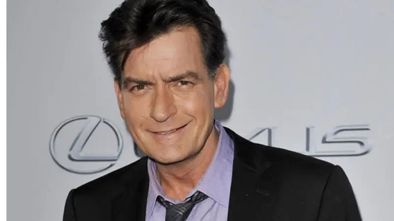 Charlie Sheen Dilaporkan Melakukan Pelecehan Seksual Terhadap Dok