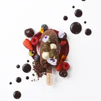 Red Forest dibuat terdiri dari Magnum Double Chocolate, dark cherry, cherry compote, bitter chocolate sauce, dan fudge sponge. Kamu bisa menikmatinya Social Affair (Magnum)