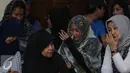 Sejumlah kerabat tampak sedih saat memanjatkan doa untuk almarhumah istri Tukul Arwarna, Jakarta, Selasa (23/8). Saat ini almarhumah Susiana sedang disemayamkan di rumah duka di Jalan H. Jian No. 22, Cipete, Kebayoran Baru. (Liputan6.com/Herman Zakharia)