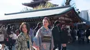 Ibu dan anak yang sama-sama punya paras menawan ini mendapat banyak sekali pujian dari netizen. Mereka begitu memesona mengenakan baju tradisional Jepang. (Liputan6.com/IG/@bclsinclair)