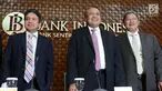 Gubernur Bank Indonesia (BI) Perry Wardjio (tengah) saat jumpa pers hasil Rapat Dewan Gubernur (RDG) BI di Jakarta, Kamis (27/9). RDG BI memutuskan menaikkan BI 7-day Reverse Repo Rate (BI7DRR) sebesar 25 bps menjadi 5,75%. (Liputan6.com/Angga Yuniar)