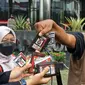 Pegawai KPK yang tidak lolos tes wawasan kebangsaan (TWK) mengumpulkan id card di depan Gedung KPK, Jakarta, Kamis (30/9/2021). 57 + 1 pegawai KPK yang tak lolos TWK untuk alih status ASN diberhentikan dengan hormat per 30 September 2021. (Liputan6.com/Herman Zakharia)