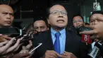 Mantan Menko Kemaritiman Rizal Ramli menjawab pertanyaan wartawan usai melaporkan dugaan korupsi impor pangan di Gedung KPK, Jakarta, Selasa (23/10). Rizal menilai ada dugaan pelanggaran hukum yang dilakukan sejumlah oknum. (Merdeka.com/Dwi Narwoko)