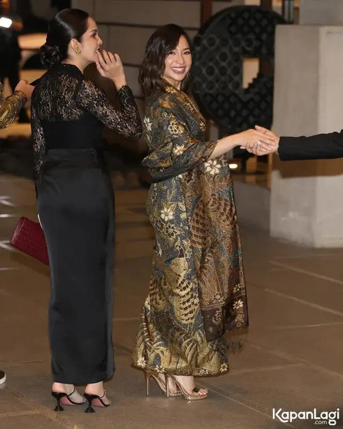 Foto Dress Batik Nikita Willy, Gaya Mewah dan Eksklusif di Resepsi Luna Maya