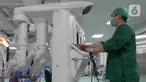 Petugas medis mengoperasikan teknologi robotik saat operasi reseksi hati di Rumah Sakit Umum Pusat (RSUP) Nasional Dr. Cipto Mangunkusumo (RSCM), Jakarta, Kamis (24/10/2024). (Liputan6.com/Herman Zakharia)