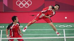 Ganda putra Indonesia Mohammad Ahsan / Hendra Setiawan melawan Takeshi Kamura / Keigo Sonoda dari Jepang pada perempat final bulu tangkis Olimpiade Tokyo 2020 di Musashino Forest Sports Plaza, Kamis (29/7/2021). Ahsan / Hendra merebut tiket empat besar 21-14, 16-21, 21-9. (AP/Dita Alangkara)