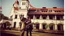 Selain mengunjungi Musemum Kereta Ambarawa, pasangan ini juga menyempatkan liburan ke Lawang Sewu, Semarang. (Bintang.com/twitter)