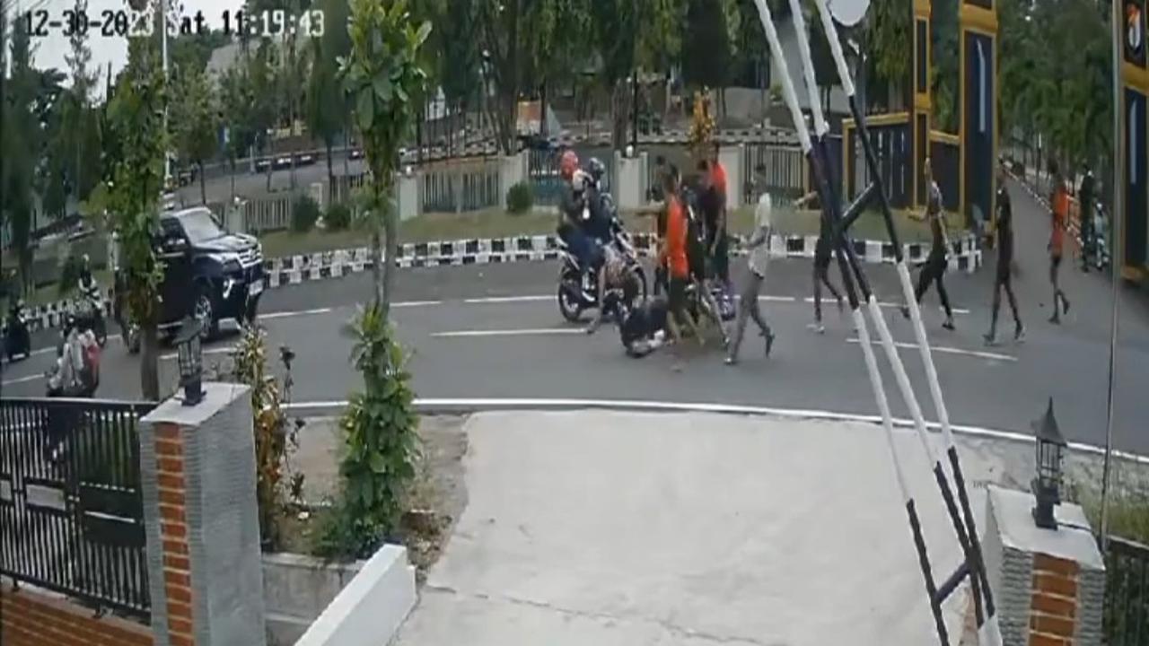 Dua korban di antaranya masih menjalani rawat inap di rumah sakit, sementara lima lainnya telah pulang dan menjalani rawat jalan.<br>