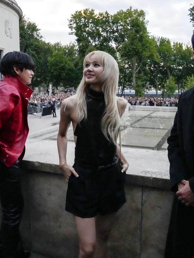 V BTS, Lisa Blackpink, dan Park Bo Gum. (AP Photo/Francois Mori)