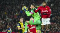 Kiper Bournemouth, Neto berhasil menangkap bola dari ancaman striker Manchester United, Marcus Rashford pada laga pekan ke-16 Liga Inggris 2023/2024 di Old Trafford Stadium, Sabtu (9/12/2023). (AP Photo/Jon Super)