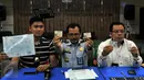 Petugas imigrasi beserta Kepolisian Polres Jaksel menunjukan barang bukti dokumen palsu saat rilis penangkapan WN Asing di Kantor Imigrasi, Jakarta, Kamis (21/1/2016. (Liputan6.com/Yoppy Renato)