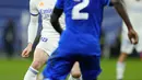 Penyerang Real Madrid, Gareth Bale berusaha melewati pemain Getafe, Djene Dakonam pada pertandingan lanjutan La Liga Spanyol di stadion Santiago Bernabeu di Madrid, Minggu (10/4/2022). Real Madrid menang atas Getafe 2-0. (AP Photo/Manu Fernandez)