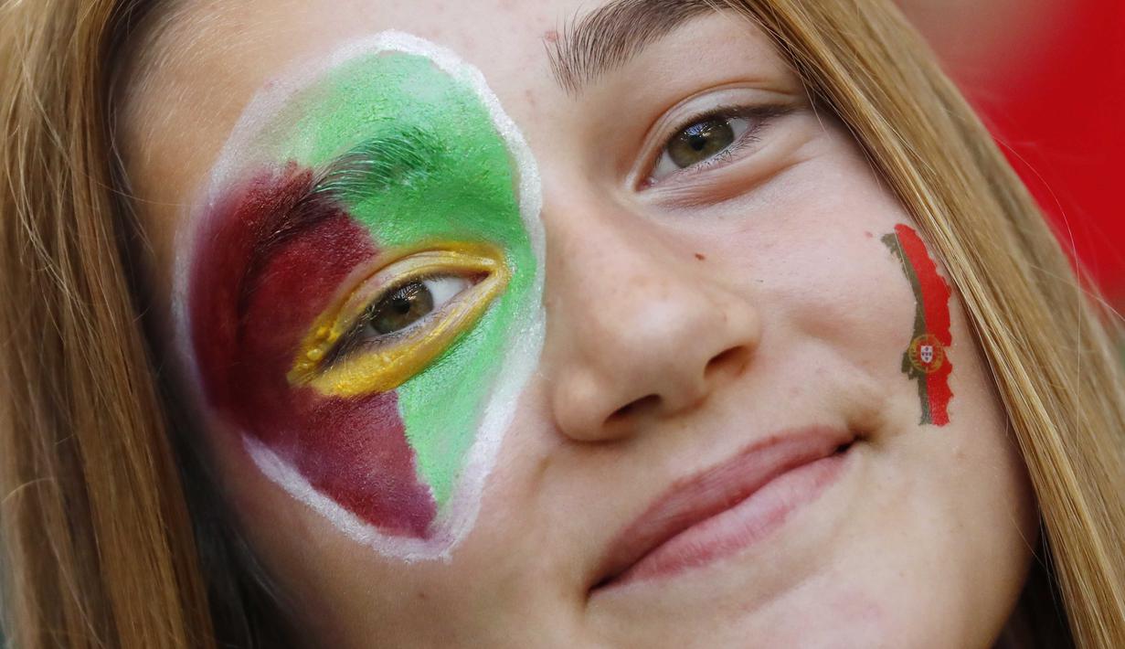 Fans cantik Portugal tersenyum bahagia menyambut lolosnya Portugal ke semifinal Piala Eropa 2016 di Stade VÈlodrome, Marseille, Prancis, (30/6/2016) dini hari WIB.  (REUTERS/Kai Pfaffenbach)