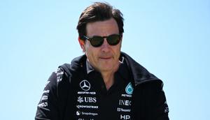 Toto Wolff, Direktur Eksekutif Tim Mercedes AMG Petronas F1, tiba di Paddock sebelum sesi latihan menjelang Grand Prix F1 Kanada di Sirkuit Gilles-Villeneuve pada 22 Mei 2026 di Montreal, Quebec. (Minas Panagiotakis/Getty Images via AFP)