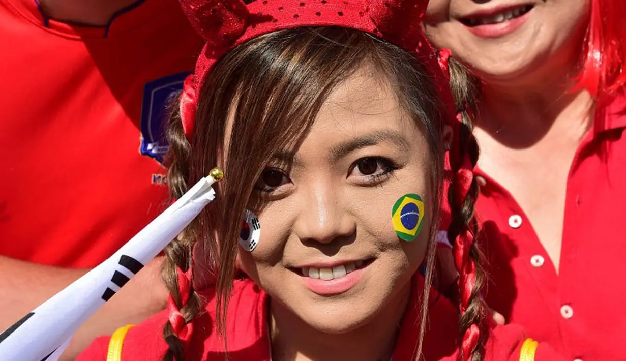 Fans Korea Selatan di stadion sebelum dimulainya pertandingan Grup H antara Korea Selatan dan Aljazair di Stadion Beira-Rio di Porto Alegre pada 22 Juni 2014 (AFP PHOTO/JUNG YEON-JE)