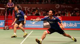 Ahsan/Hendra menang dua gim langsung, 21-17, 21-19. (Bola.com/Arief Bagus)