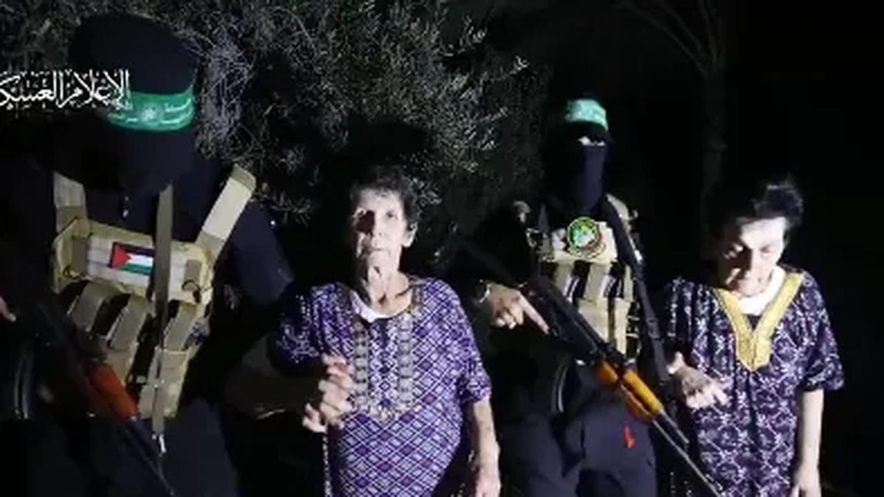 Saat hendak diantar ke perbatasan, pejuang Palestina juga tampak menggandeng dan menuntun dua wanita tua itu dengan perlahan-lahan. <br>