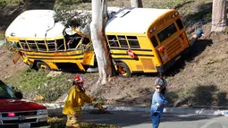 Dalam kecelakaan itu dikabarkan ada 11 siswa terluka dan 3 diantaranya kritis termasuk sopir, Anaheim, California, Kamis (24/04/2014)(REUTERS/Alex Gallardo). 