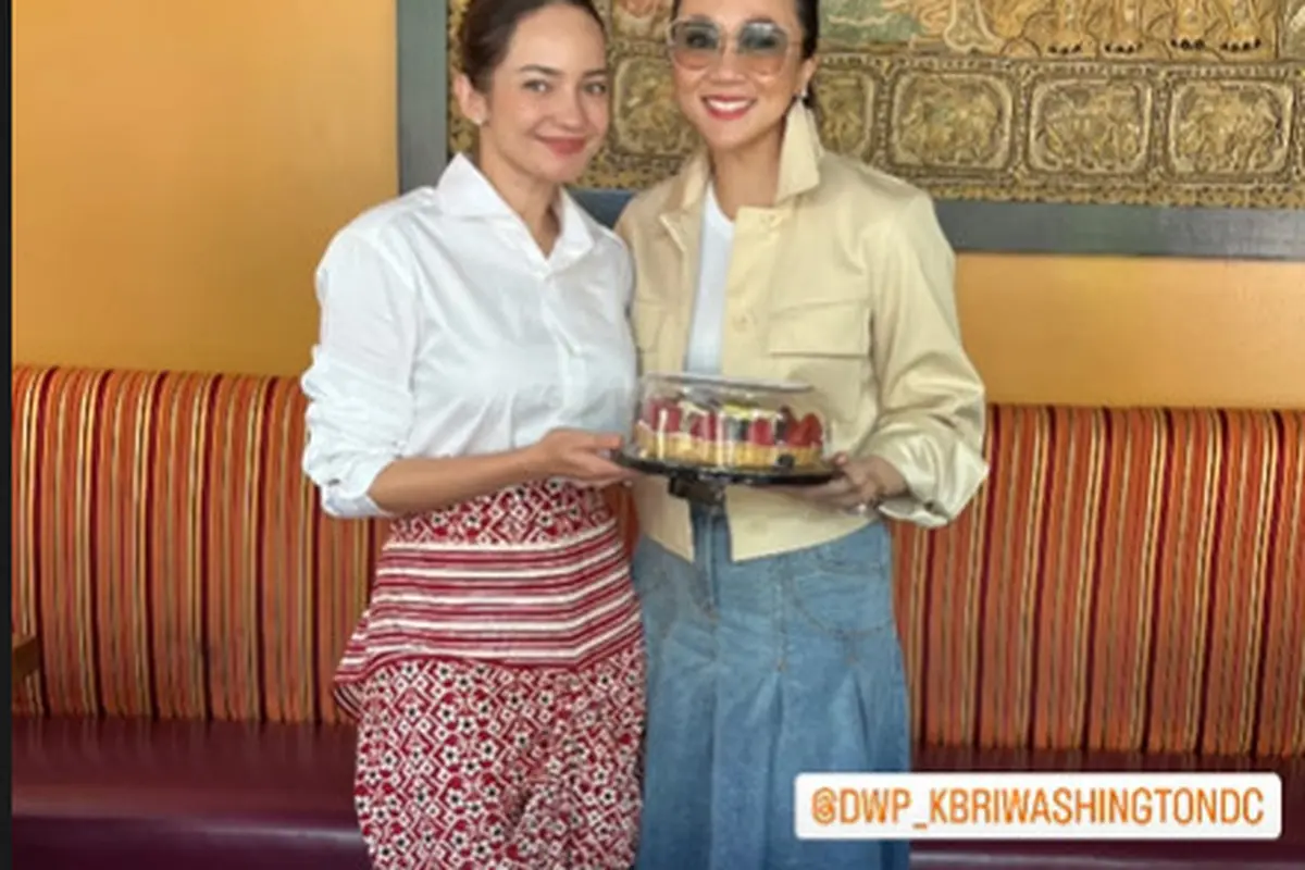 Gaya Semi Formal Enzy Storia yang Disambut Ibu-Ibu KBRI Washington DC