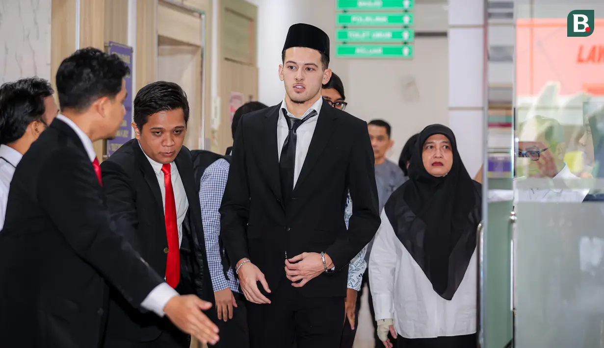 <p>Pemain naturalisasi Indonesia, Justin Hubner mendatangi awak media setelah pengambilan sumpah WNI yang berlangsung di Kantor Wilayah Kementerian Hukum dan HAM (Kanwil Kemenkumham), Jakarta Timur, Rabu (06/12/2023). (Bola.com/Bagaskara Lazuardi)</p>